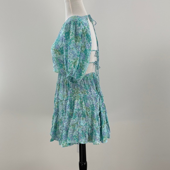 Chic Floral Mini Dress in Green - Picture 2 of 4